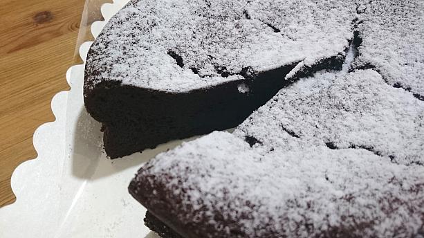 松露巧克力蛋糕(トリュフチョコレートケーキ)960元 / 8吋は、小麦粉を一切使わず欧州の高級チョコレートとカカオパウダー＋トリュフから作られています