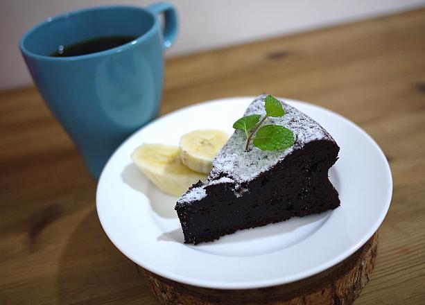 密度のある濃厚なチョコレートケーキはクセになりそうな美味しさで、エスプレッソやブラックコーヒーととっても合います！