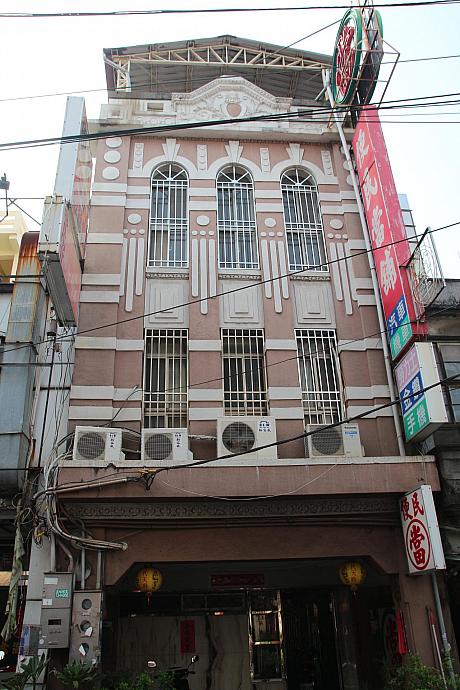 こちらは建て替えています。台北でもたまに見かける「當舗」。質屋さんのことです。