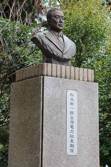 そして、上陸したのは、台湾電力の父、松木幹一郎の銅像があるところでした。銅像の製作者は、奇美の許文龍氏です
