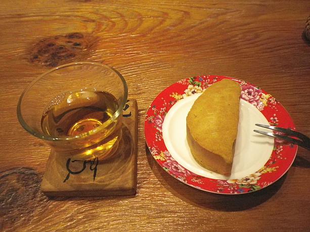 今回いただいたお茶菓子のパイナップルケーキは台湾の形！かわいいです。
