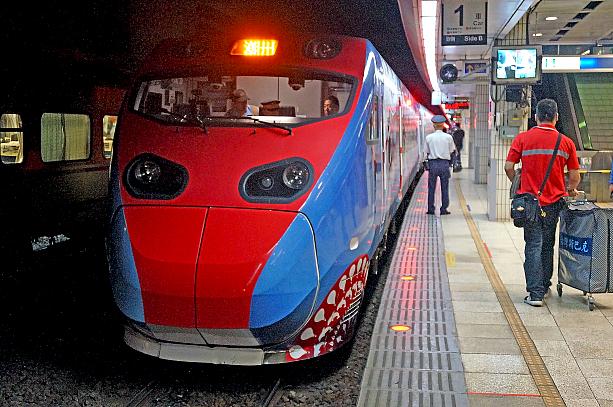 ダイヤ改正初日の4月21日、花蓮駅に入線する111列車