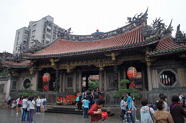 台湾一のパワースポットと言われる「龍山寺」