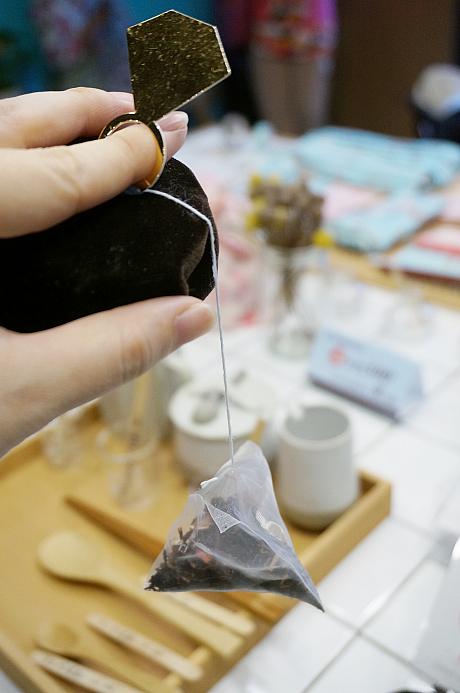 なんと、紙で作られた指輪の先に茶葉が！！　かわいらしいティーバッグ（6パック入り/200元）でした～。これ、お土産に喜ばれそうですよ～♪