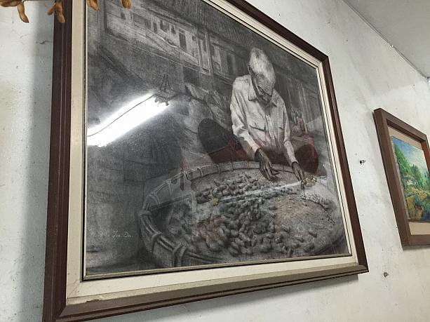 壁には、「美好花生」の創業者であるお爺さんの写真