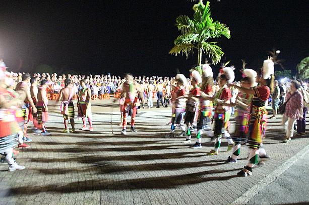 約2日～4日間、夜遅くまでう歌ったり踊ったりほか、様々な儀式も行われます