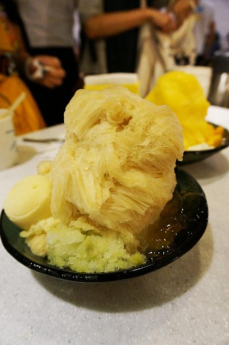 そして暑い夏にはこれ！翡翠青檸綿花甜（200元）です。ジャスミンティ味の氷にレモンシャーベットと愛玉が添えられています。<br>食べたらさわやか～になる夏にぴったりのかき氷でした！店員さん曰く、これは台湾限定商品！！台湾でしか食べられませんよ～