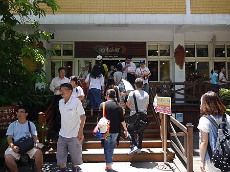 台湾人に人気の「義美食品」、観光工場も大勢の人で賑わっています。