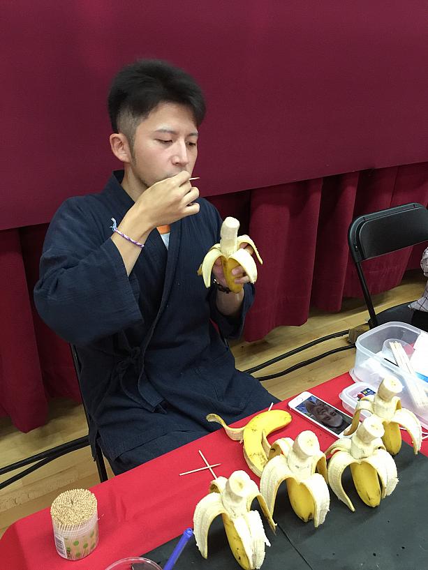 山田さんの作業中、お邪魔してみたところ・・・もくもくと、つまようじ片手にバナナを彫り続けていました。