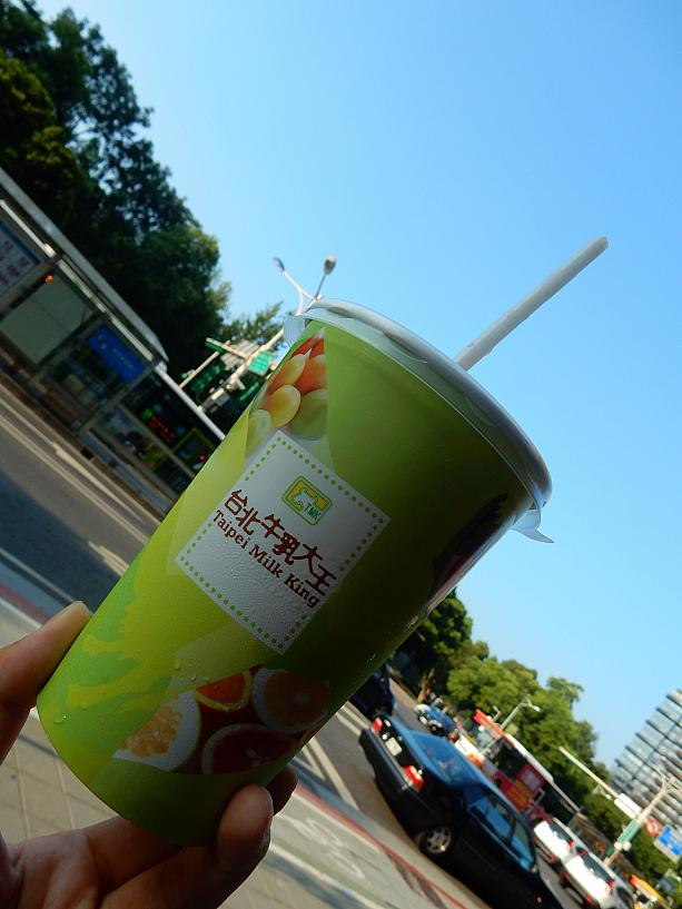 街ぶらにはおいしい飲み物も欠かせませんね♪中山駅周辺にはおいしい飲み物屋さんもたくさんありますよ～ちなみにこれはナビいちおしのパパイヤミルクです！