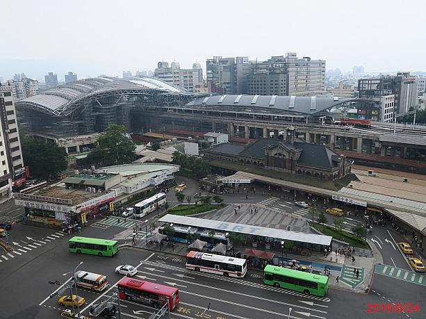 台中駅の全景、旧駅舎前にはバスターミナルもあります