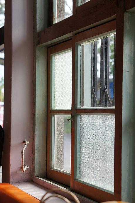 ナビは台湾の古い窓が好きなので、窓際の席をゲット！