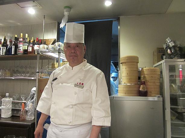 こちらが総料理長の小林正彦シェフ。<br>厨房に指示を出したり、お得意様にご挨拶したりとお忙しそうでしたが、ナビがお願いすると快く写真撮影に応じてくれました。