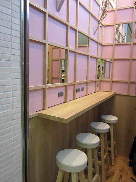 席数は限られていますが、カウンター席もあります。淡いピンク色の壁がカジュアルな雰囲気。<br>ここでおいしいお茶を片手に一息入れれば、エネルギーをチャージできそう！
