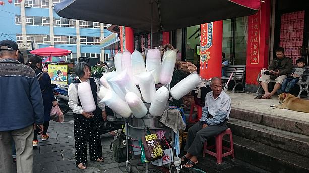 台湾ではなかなか見ない日本のような綿菓子もありました♫週末は人だかりですが、それがまた老街の雰囲気を盛り上げてくれます。金山温泉で温まった後は、老街でぶらぶら食べ歩きがオススメです〜