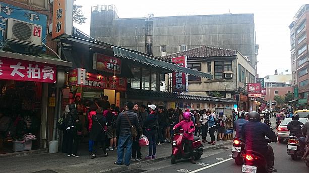 最近以前にも増して韓国からの観光の方が多くなってきた台湾。ココも特に韓国の方に人気のお店。前は老街に2軒ほどしかなかった現烤蛋糕のお店は今や約3倍に増えました

