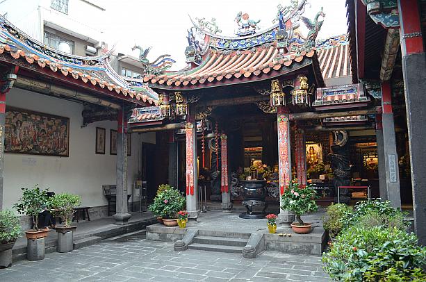 台北の龍山寺と比べると、ずいぶん小さ目で、落ち着いた雰囲気です