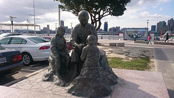 お爺さんが孫たちと一緒にいるようなほっこりする銅像もありました。迪化街に行った際には、大稻埕碼頭にちらっと寄ってみるのもいいかも