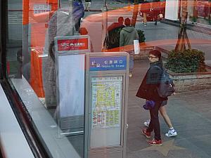 「松寿路」バス停を過ぎ、次の角を左に曲がります。
