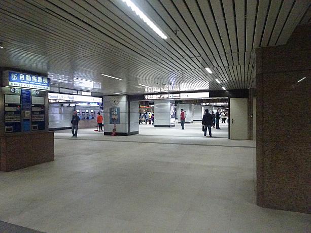 台鉄の改札まで到着！空港MRT駅からここまで約７分！思ったよりも近く感じられました。ただMRT「台北」駅はさらに先。もう3分ほど歩きます。