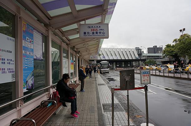 場所は台北駅の北東側、東一門となりにあります。東三門のバス停から少し北上すれば、難なくたどり着けますよ～！