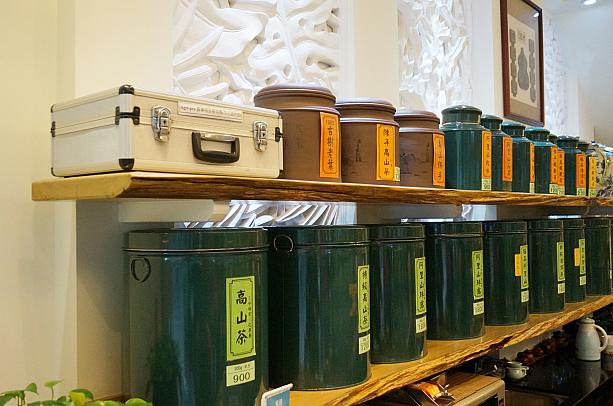 と、お茶を楽しんでいると…茶葉缶が並ぶ棚にアタッシュケースを発見！農薬残量検査の結果のようですよ。こういう検査をきちんとしているところにも信用がおけますよね