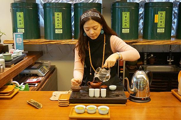 1階では日本語の上手な蕭玉珊さんがお茶を淹れてくださいました！