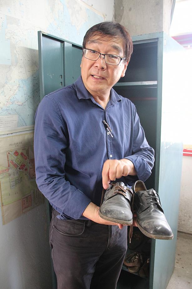 常に倹約の精神を持っていた神父の靴を持つ劉秘書。左右の靴紐の色が違います