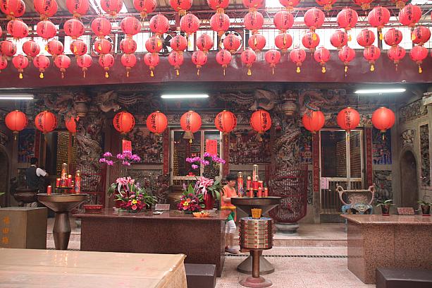 内部も台湾のお寺になっています