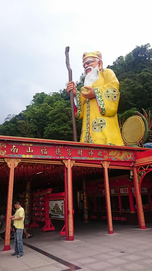台北から南西に位置する中和市。山をぐんぐん上って行くと、黄色い巨大な神様が杖を持って立つ「南山福德宮」があります