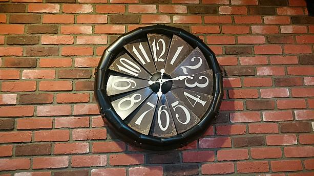 時計もお洒落でした。店名の明吉（MINJI）は老板のお父様の名前から付けられているそうです。現在の営業時間は11:00-23:30まで。特に排骨飯好きにとってもオススメのお店です！