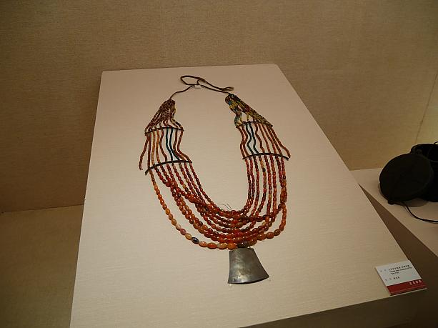 タオ族の女性がつけたとされるメノウとガラスの首飾りはとっても鮮やかでオシャレ。