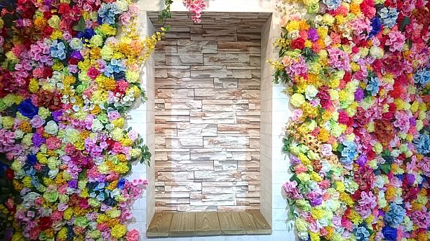 カラフルなお花が張りつめられた壁の中央に空間があるので、そこに座ったり立ったり、好きなポーズでフォトジェニックな写真が撮れちゃいます！