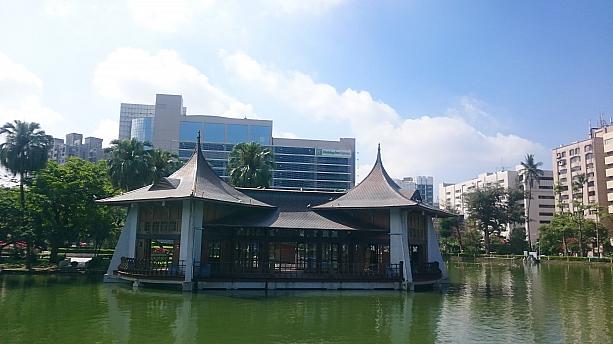 「湖心亭」は台中市のランドマークとなっています。1999年に市定古跡に指定されました