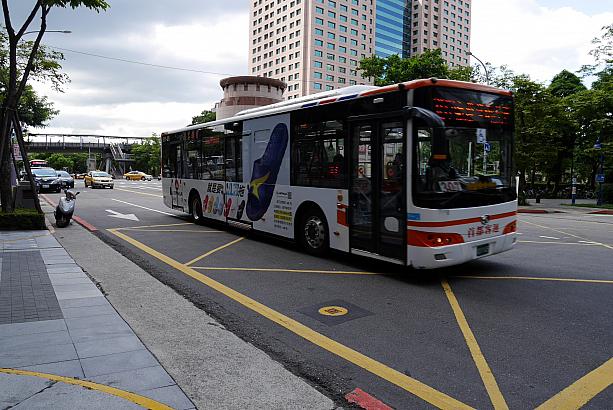一度に3~4台の307バスが連続してくることもしばしば。台湾では珍しいノンステップの3扉車も走っているんですよ。