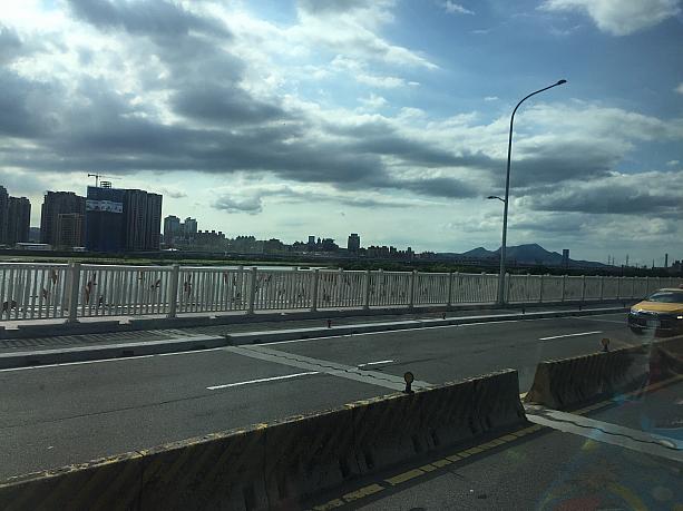華中橋を渡ると新北市から台北市に入ります。意外と良い景色―。
