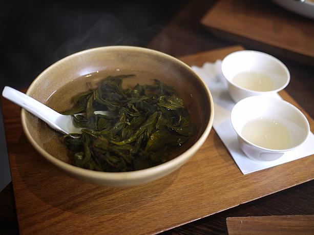 坪林包種茶はすっきりと飲めるクセのないお茶。レンゲで掬い、湯のみに移して上品に楽しみます