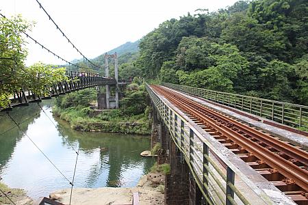 吊り橋の隣には今でも使われている線路あり、近距離で電車が見えます