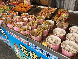 十分駅付近の食べ物屋台、チャーハン入りの手羽先は近年とても人気の小吃だそうです