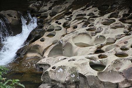 河には、大自然によって作り出された“壺穴”が所どころにあります