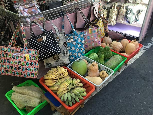 雑貨と野菜が一緒に売られてるのが台湾っぽい（笑）
