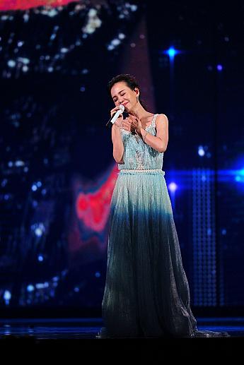 中国語女性歌手賞発表の前には、前回の受賞者、ジュリア・パン（彭佳慧）がステージを披露。G.E.M鄧紫琪の「夜空中最閃亮的星」に乗せて、スクリーンにはこれまでの金曲奨授賞式の名場面が映し出されました。