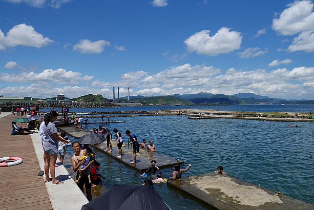 島の北側にある和平島公園にはプールがあります。海水を引き入れていて、魚と一緒に泳げるんだとか。