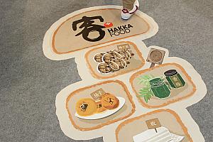 客家を代表する食べ物たちがケンケンパのように、地面に描かれていました。遊びながら客家料理を学べるというわけです♪