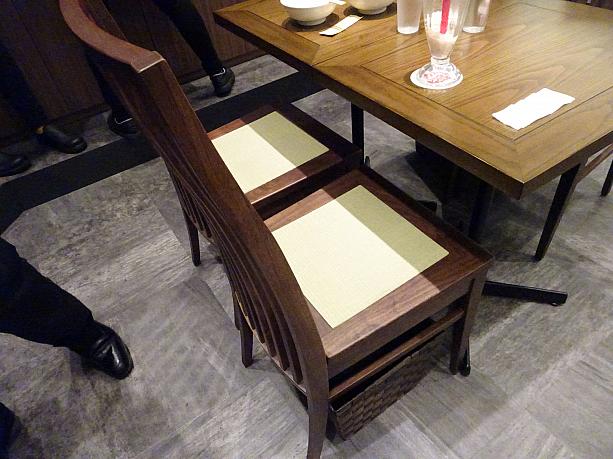 ようやく中へ入りました。椅子は台湾にあるお店と同じく畳仕様