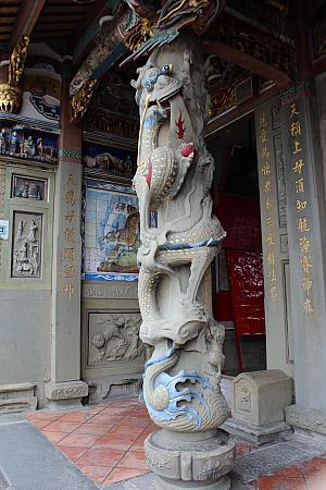 なぜか小顔に見える昇り龍の柱。そのほか、三川殿の砂岩雕刻に特色があると言われています