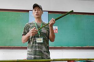 竹の水鉄砲作りを指導してくれたのは張守隆さん。軽々と水鉄砲を量産していきます