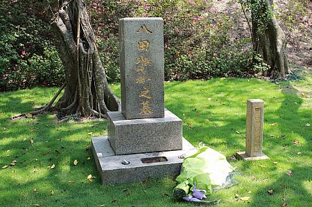 鳥山頭ダムのほとりにある八田與一氏の銅像とお墓。台湾では子供からお年寄りまで、最も尊敬される日本人として知られています。