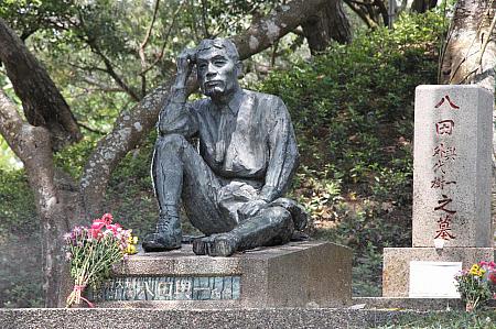 鳥山頭ダムのほとりにある八田與一氏の銅像とお墓。台湾では子供からお年寄りまで、最も尊敬される日本人として知られています。