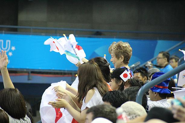 日本人客も日の丸を振って選手たちを応援！最後は奇跡のゴールを見せて日本チームの勝利！！！怒号を響かせていた監督と選手たちの熱い抱擁に思わずウルッとしてしまったナビでした。